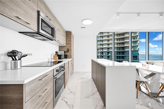 Photo - 650 NE 32nd St Unidad 2007