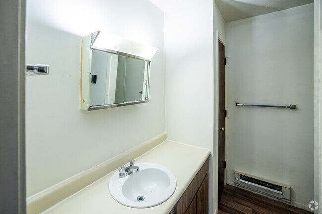 2BR, 1BA - 750SF - A - Bathroom - Drake Terrace III