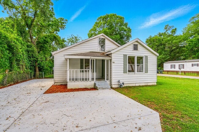Building Photo - Remodeled 3 Bed/2 Bath Home with Bonus Upp...