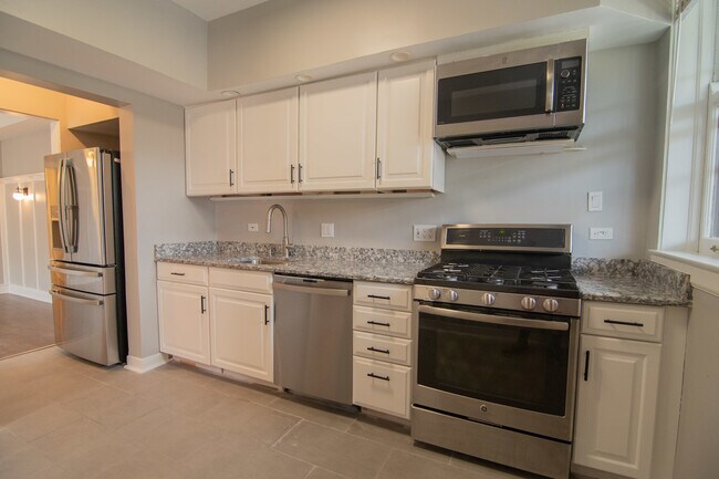 Photo - 844 W Lakeside Pl