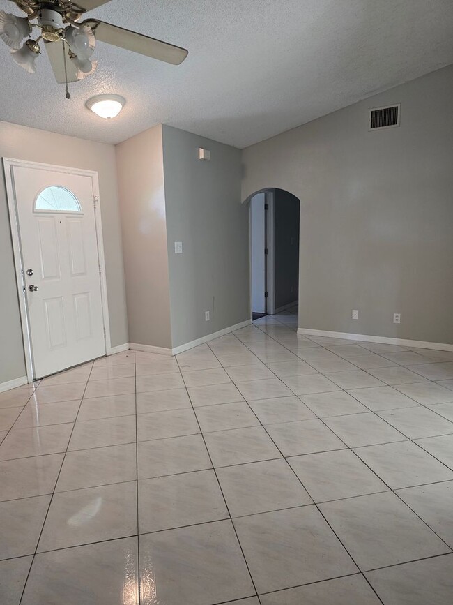 Photo - 501 W Saunders St