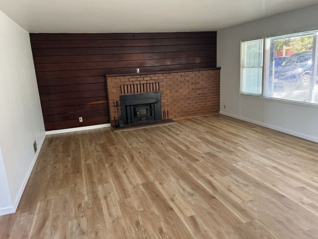 Photo - 140 George Cir