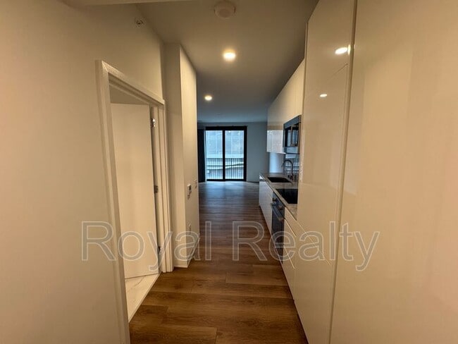 Photo - 987 Queen St