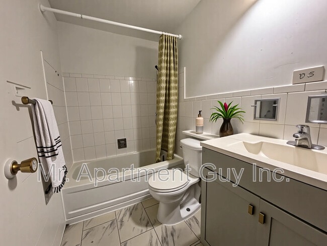 Photo - 37 Wellington St S