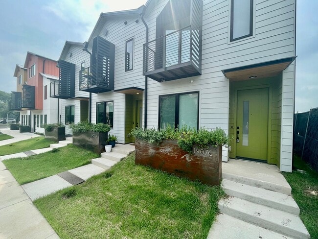 Building Photo - Modern High-End Townhome!
