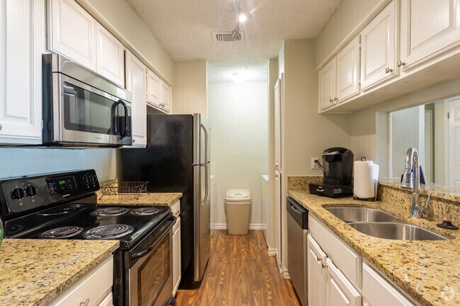 2 BR, 1 BA 1018 SF