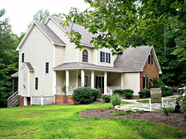 Photo - 3-4 BR / 2.5 BA Lovely Two-Story in The Highlands