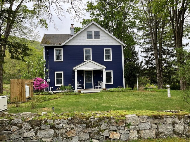 Photo - 55 Manitou Station Rd House