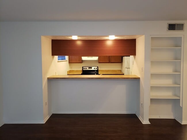 Photo - 2 Bedroom 2.5 Bath Townhouse with covered parking