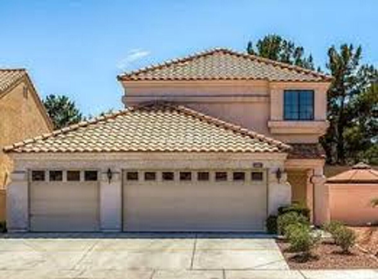 Photo - Spacious 3-Bed Home with 3-Car Garage & Mo...