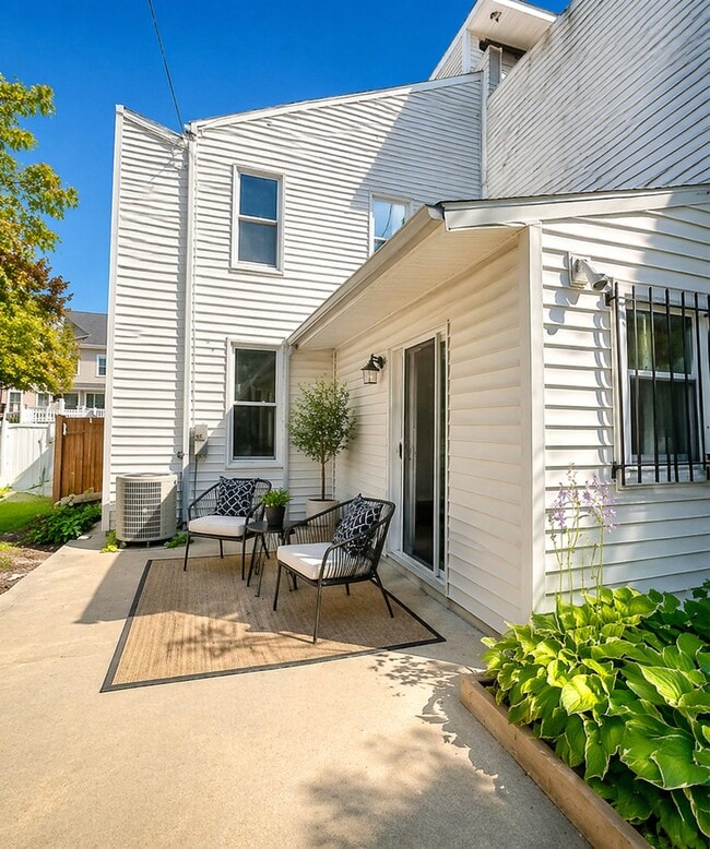 Building Photo - 1411 W North Ave