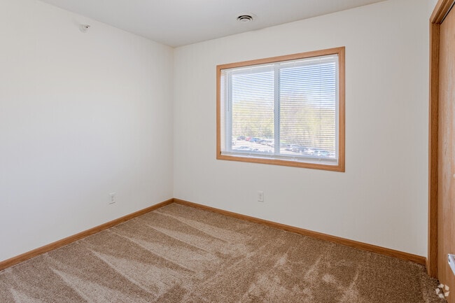 3BR, 1BA - 925 SF