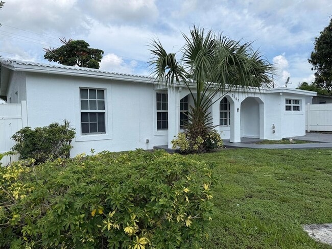 Building Photo - 1751 NW 34th Ave