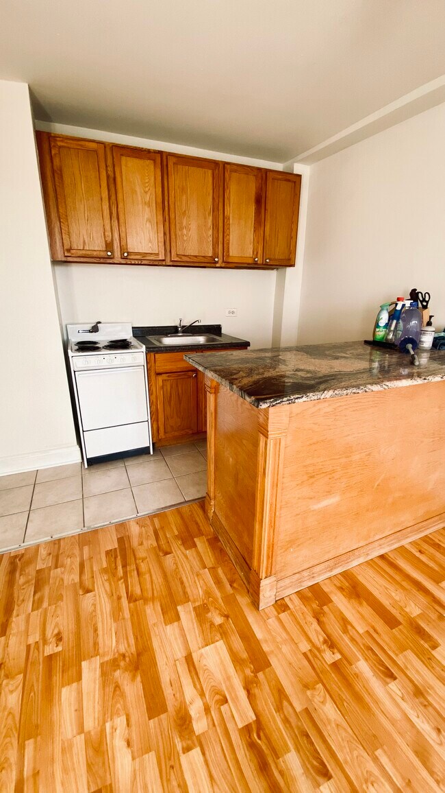 Photo - 3933 N Clarendon Ave Unit 502