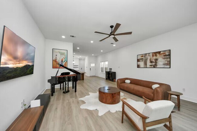 Photo - 6747 Peerless St