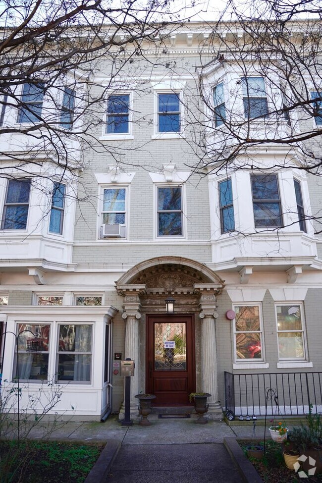 Building Photo - Lovely Studio Condo in Capitol Hill!