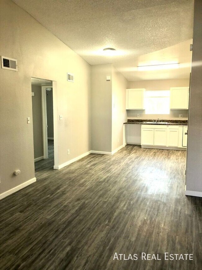 Photo - 465 W Ivyglen St Unidad 216