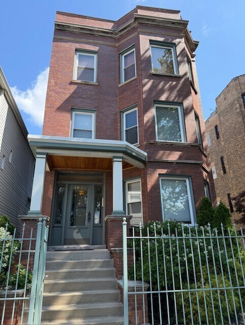 Building Photo - 1632 W Nelson St Unit 2W Rental