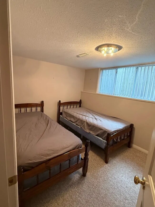 15154 Beachview Av Unit Executive Furnished 2 Bedroom Suite
