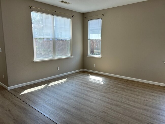 Photo - Beautiful 5 Bedroom, 3 Bath Brentwood Home / Downstairs Bedroom and Bath