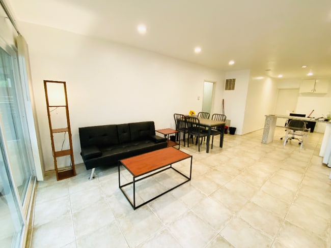 Photo - 2300 Oak St Unit 2-B2