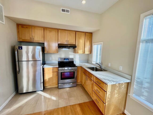 Photo - CHARMING RICHMOND 1 BED WITH INCREDIBLE VIEWS!!! Unit 4