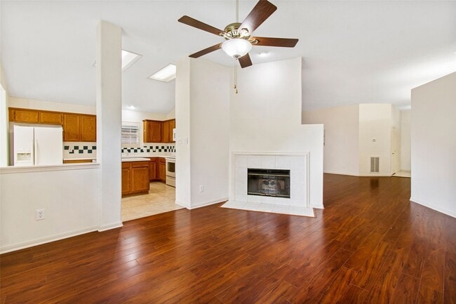 Photo - 206 N Dreamweaver Cir