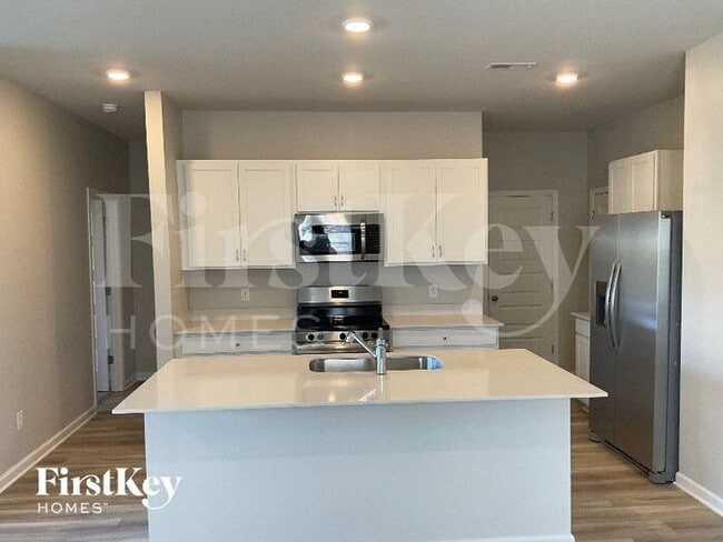 Photo - 877 Moray Ln