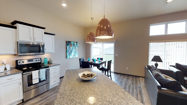 Tri-level Dining room - Diamond Creek