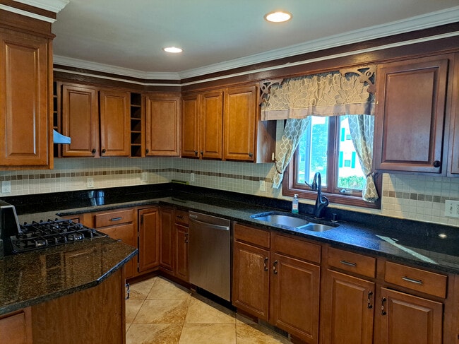 Photo - 158 Baker St