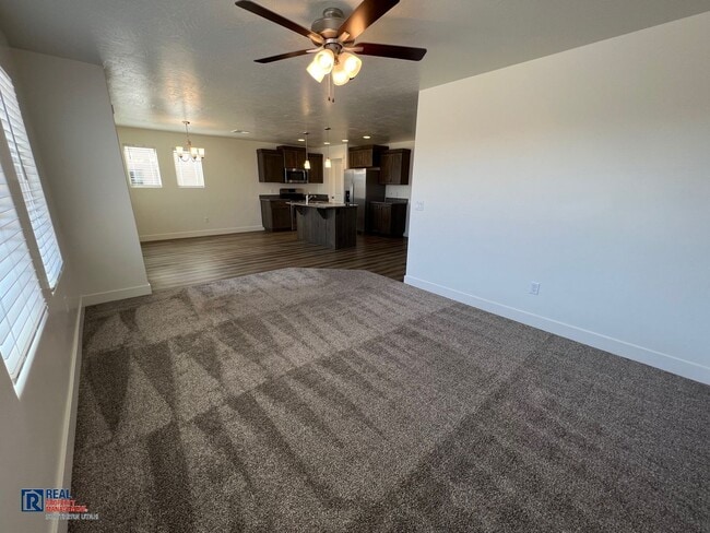 Photo - Large 4 Bedroom home in Desert Hollows