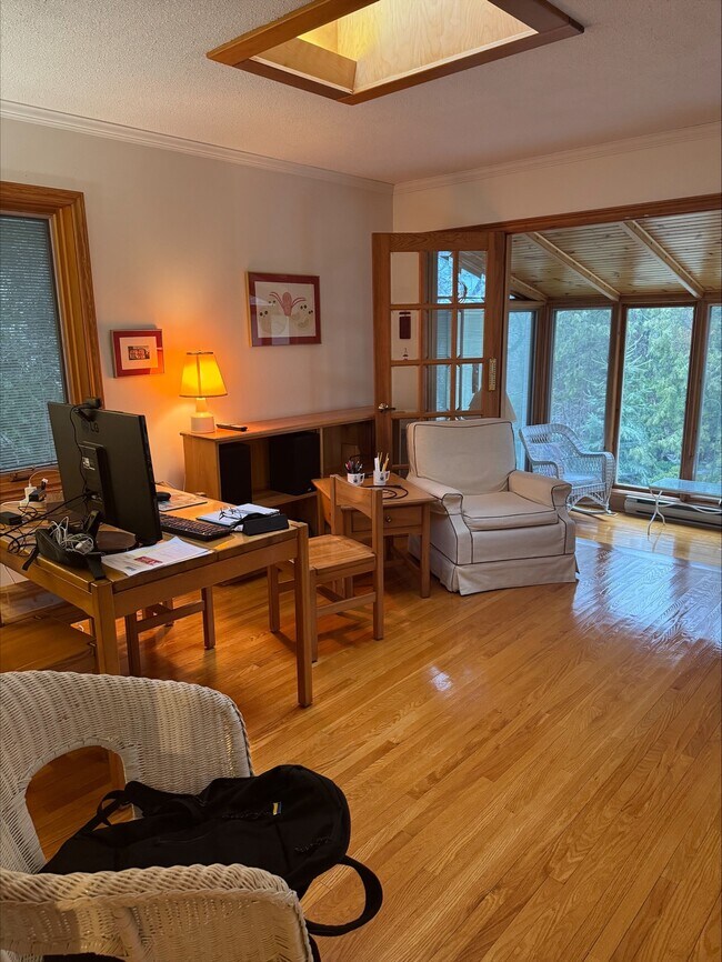 Photo - BEAUTIFUL FOR BEDROOM HOME MINUTES FROM WESTERN CAMPUS