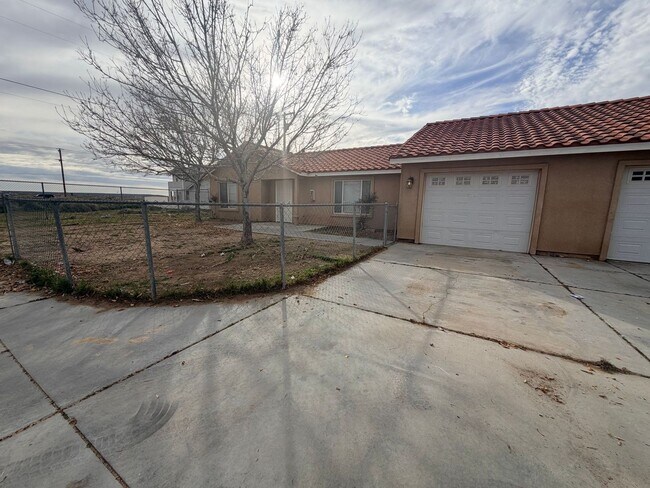 Building Photo - 9236 Peach Ave Unit B