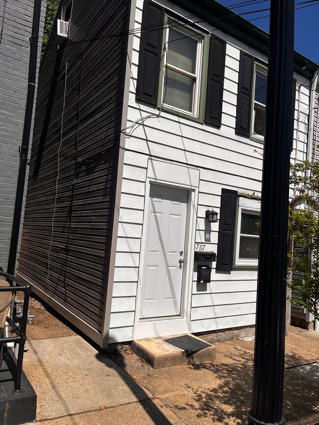Building Photo - 767 Manor St Unit Apt 1