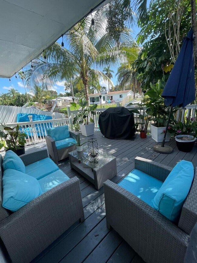 Building Photo - 5880 SW 15th St Unit 1