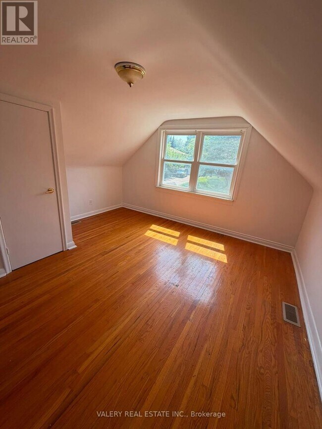 Photo - 425 Livingston Rd N