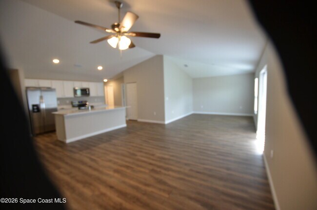 Photo - 340 Dolphin St SE