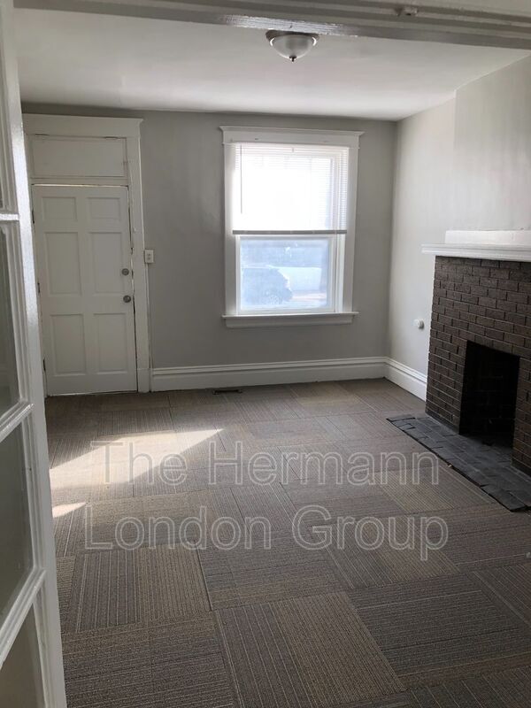 4245-4247-4247 Iowa Ave Unit 4247 1st floor
