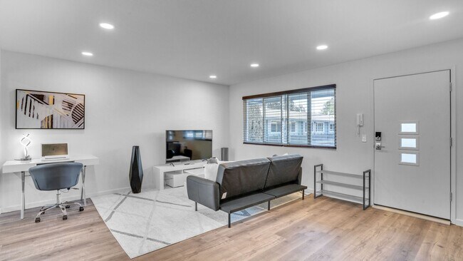 Photo - California St Apartments