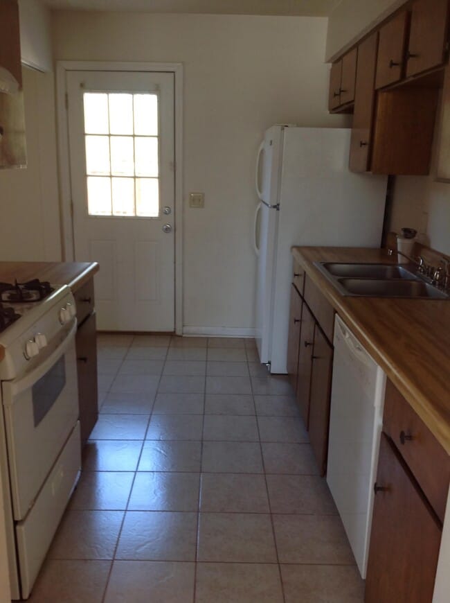 Photo - 323 Beverly St