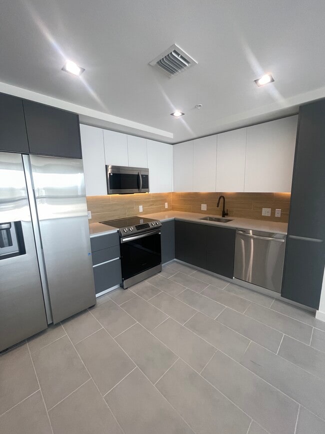 Building Photo - 160 NW 32nd St Unit A3 Rental