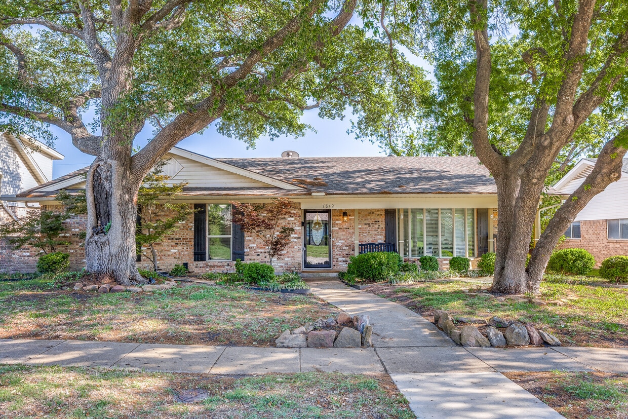 Photo - 7842 El Pensador Dr (Dallas, TX)