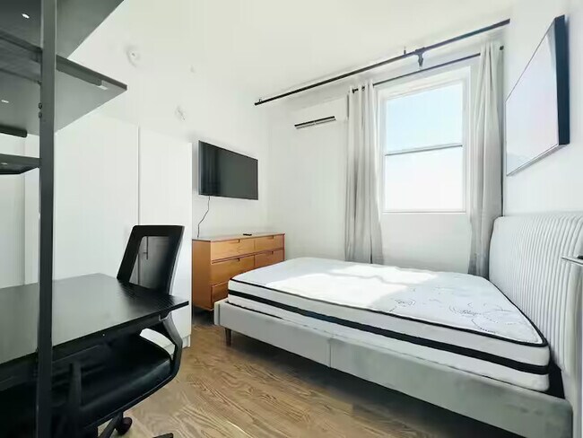 Building Photo - Furnished room/NOT APARTMENT