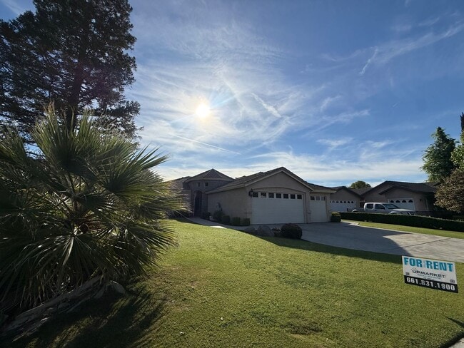 Building Photo - Elegant 3-Bedroom Home in Seven Oaks