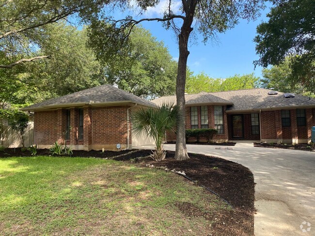 Building Photo - Welcome home to 117 Richardson!