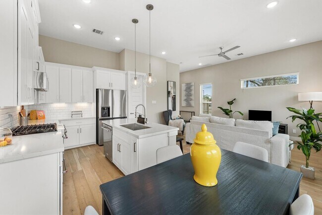 Photo - 303 Queen Sude Ln