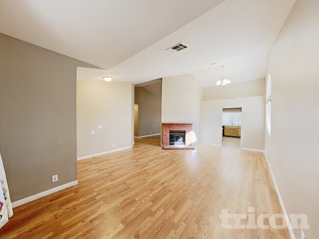 Photo - 160 Deanna Way