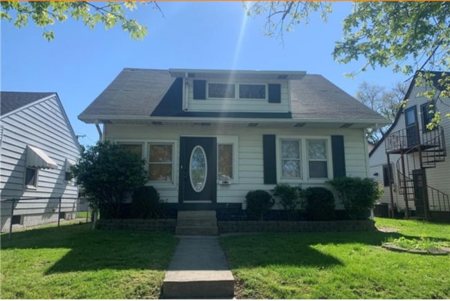 Building Photo - Cozy & Spacious Beech Grove Home Close to Everything