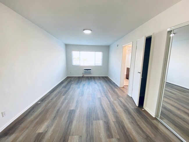 Photo - 5725-29 Vineland Ave