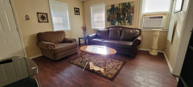 Living Room - 808 W Cypress Ave Apartamentos
